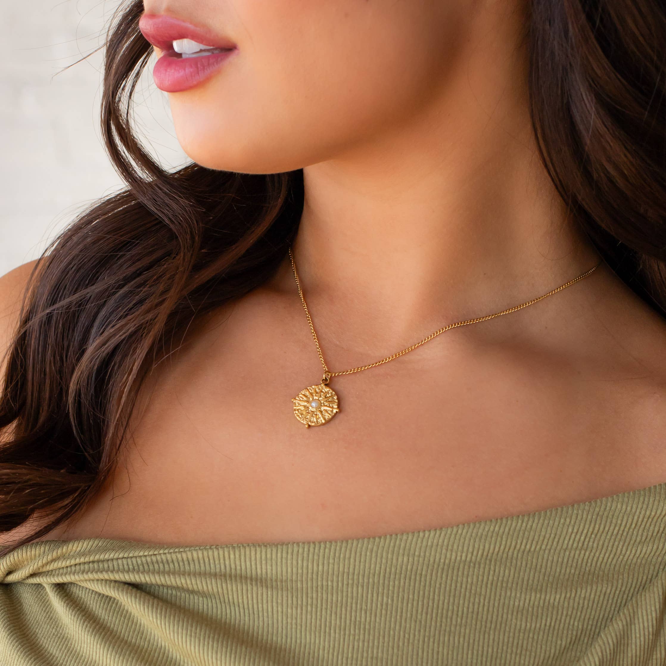 Luxe Gold Necklace with Round Sun Pendant