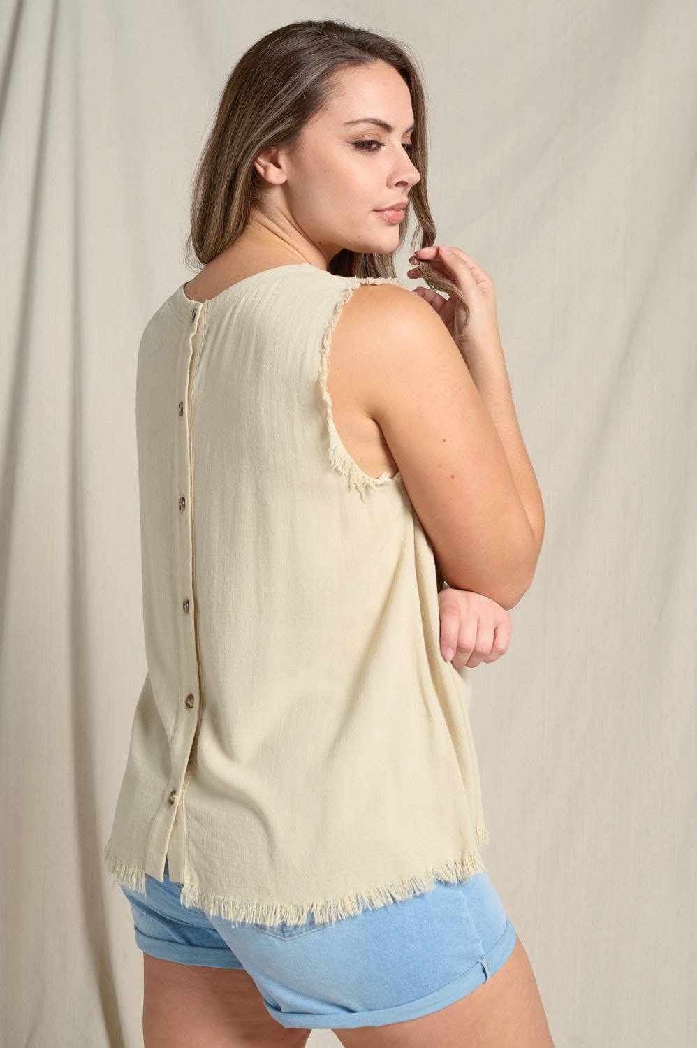 SLEEVELESS FRAY WASHED TOP W/ BACK BUTTON CLOSURE - 44323TPL: NATURAL / 1X