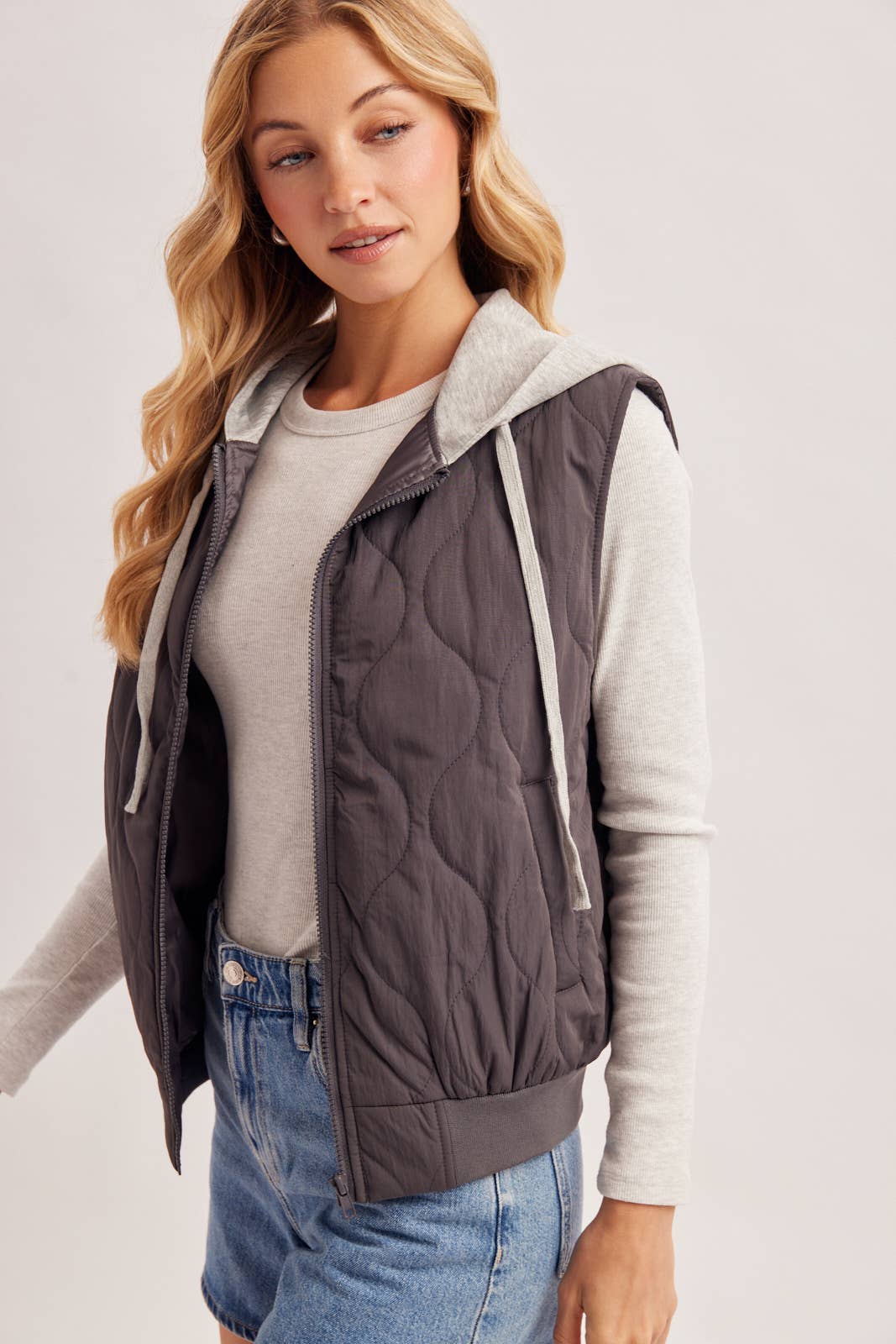 ZIPPER FRONT QUILTED PUFFER VEST CONTRAST HOODIE VEST: ASH / L