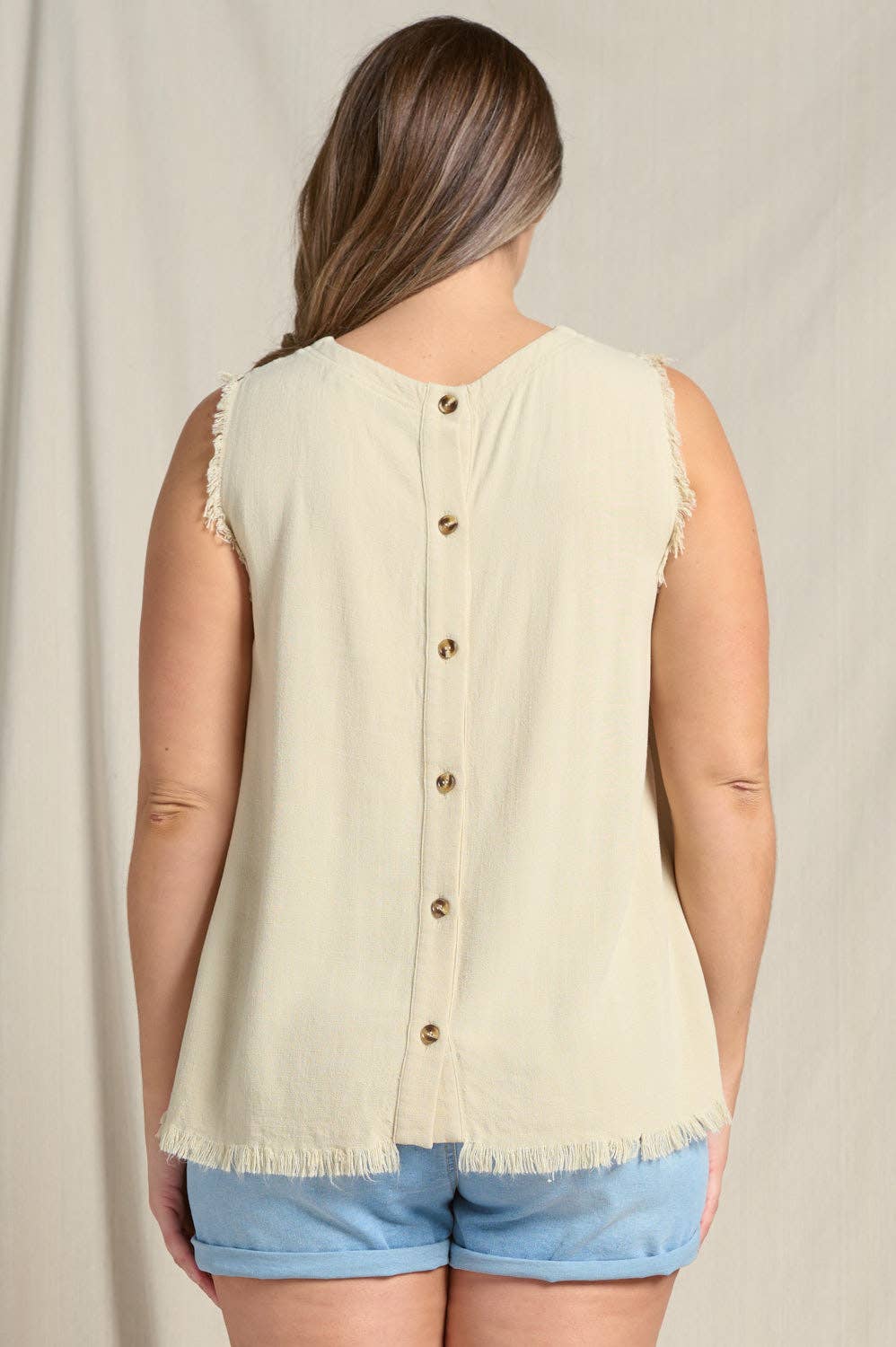 SLEEVELESS FRAY WASHED TOP W/ BACK BUTTON CLOSURE - 44323TPL: NATURAL / 1X