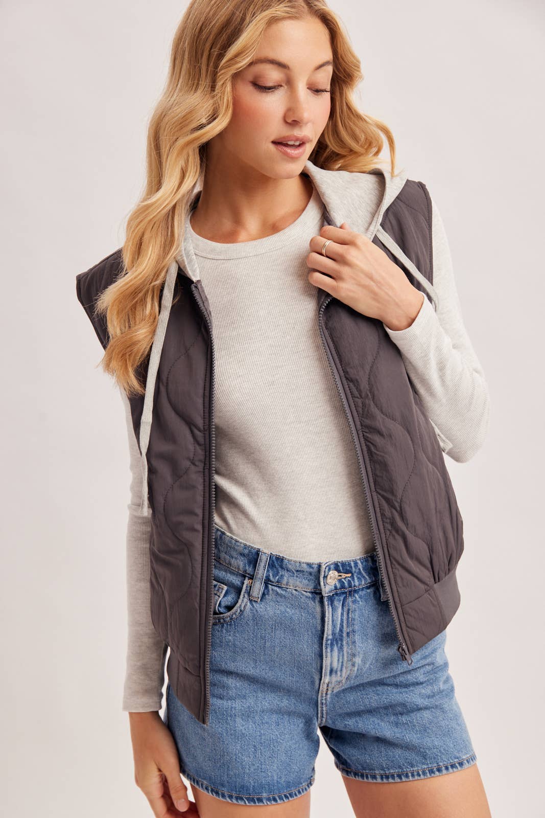 ZIPPER FRONT QUILTED PUFFER VEST CONTRAST HOODIE VEST: ASH / L