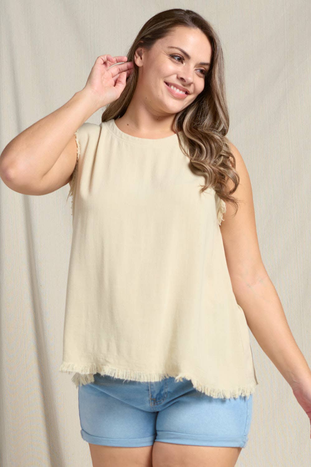 SLEEVELESS FRAY WASHED TOP W/ BACK BUTTON CLOSURE - 44323TPL: NATURAL / 1X