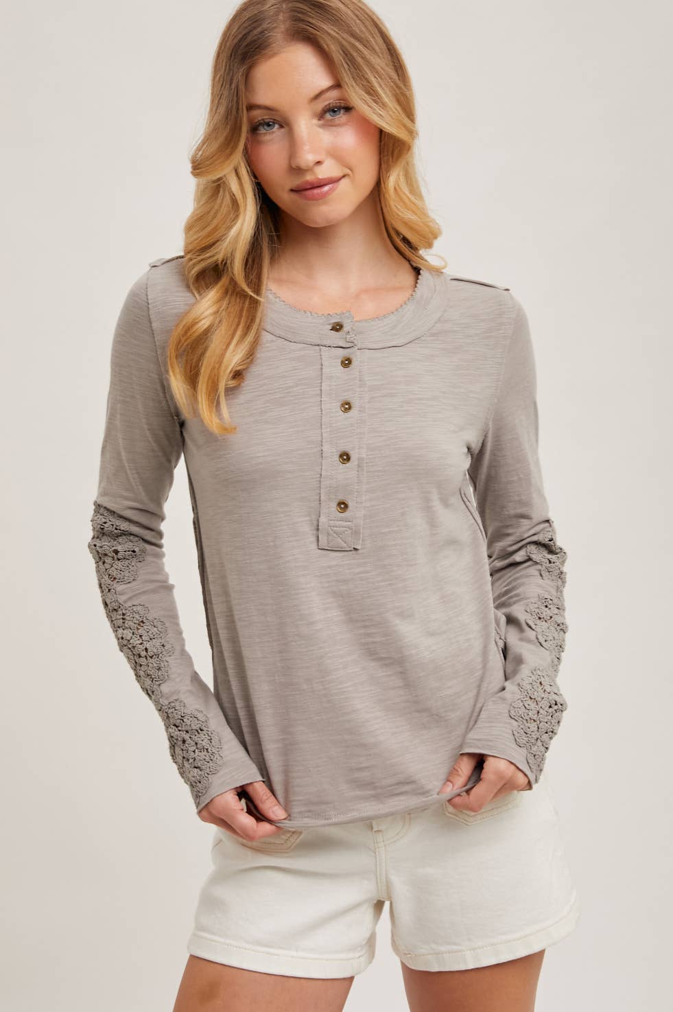 Bluivy CROCHET PATCH SLEEVED HALF BUTTON ROUND NECK TOP: MUSHROOM / S
