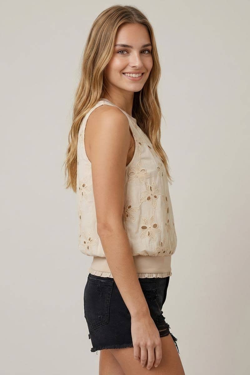 FLORAL EMBROIDERY WITH MINI RUFFLE BUTTON TOP - 45698T: OFF WHITE/NAVY / S