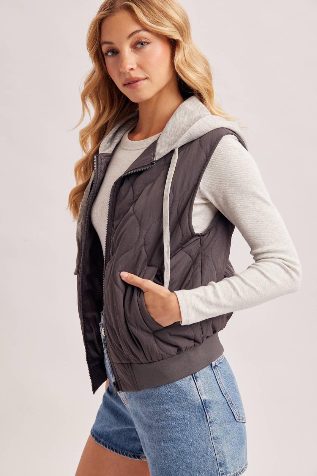 ZIPPER FRONT QUILTED PUFFER VEST CONTRAST HOODIE VEST: ASH / L