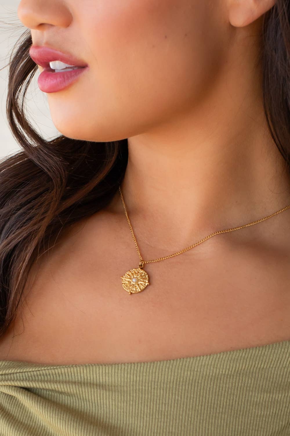 Luxe Gold Necklace with Round Sun Pendant