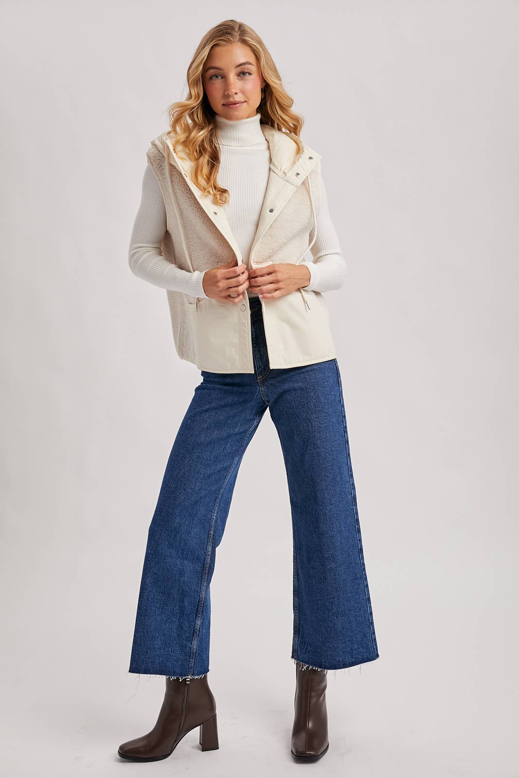 Bluivy SHERPA FLEECE HOODED VEST WITH FAUX SUEDE INNER: ECRU / L